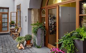 3 Epoques Apartments By Adrez